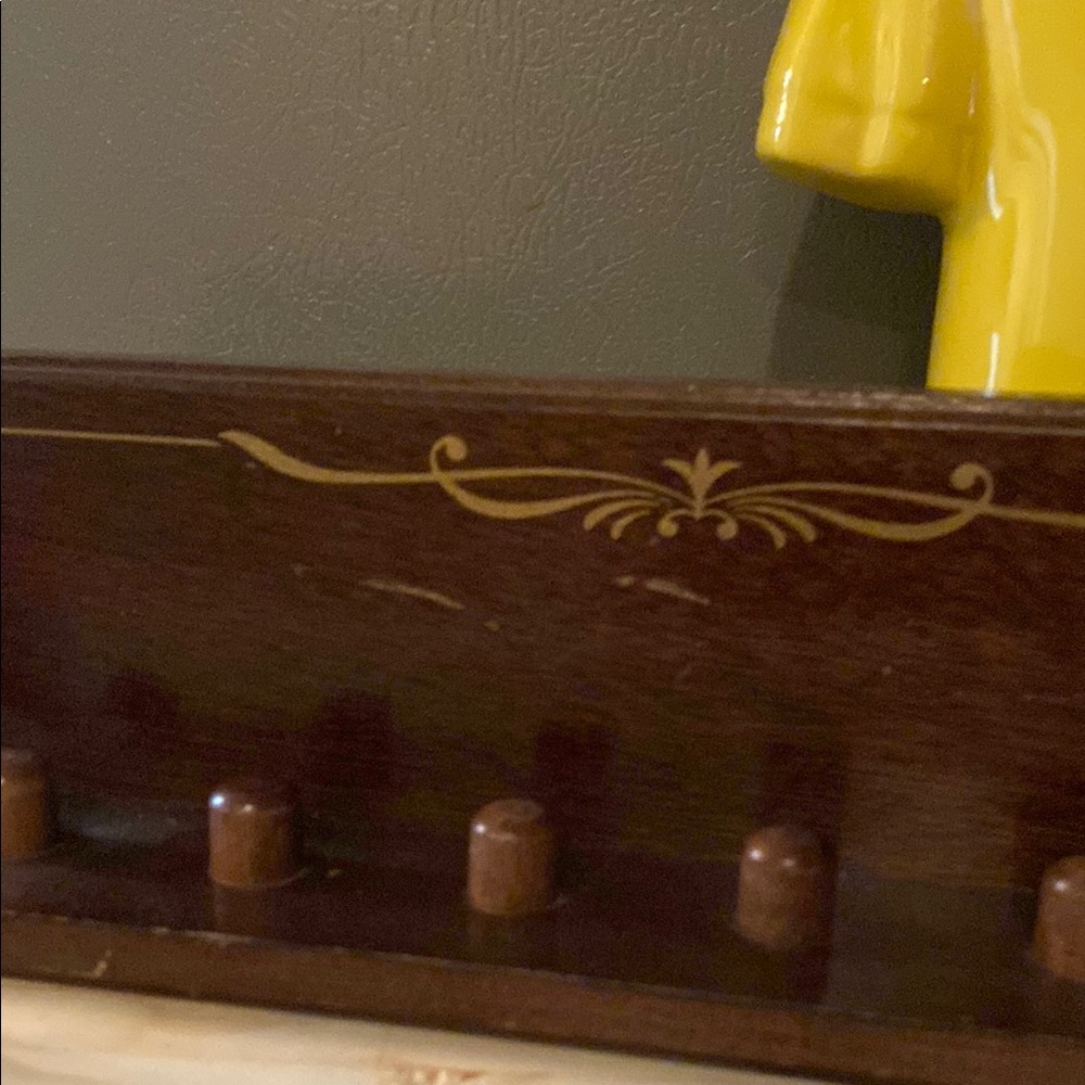 Vintage Style Figurine Wall Decor - Picture 6 of 7